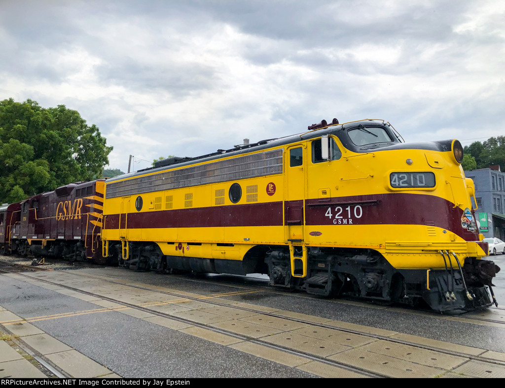 GSMR 4210 and a Geep pull the Nantahala Gorge Excursion back into Bryson City 